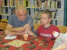 Együtt a család a gyertya fényénél